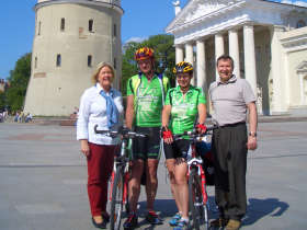 Michael Schwarzinger und seine Frau mit sterreichischen Radreisenden in Vilnius, 2006
